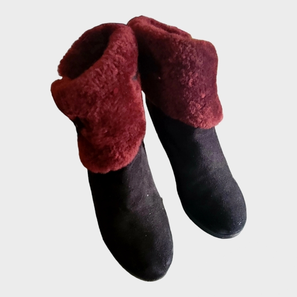 UGG Jerene Black Suede Ankle Boots Burgundy Shearling Cuff Women’s Size 9.5 - Picture 3 of 6